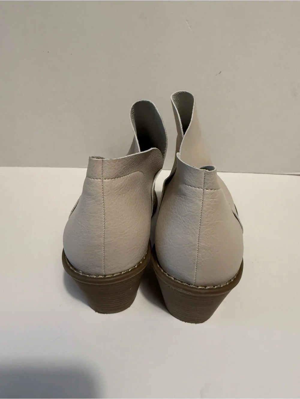 Universal Thread Ivory Slip On Ankle Bootie Block Heel Round Toe ladies 11